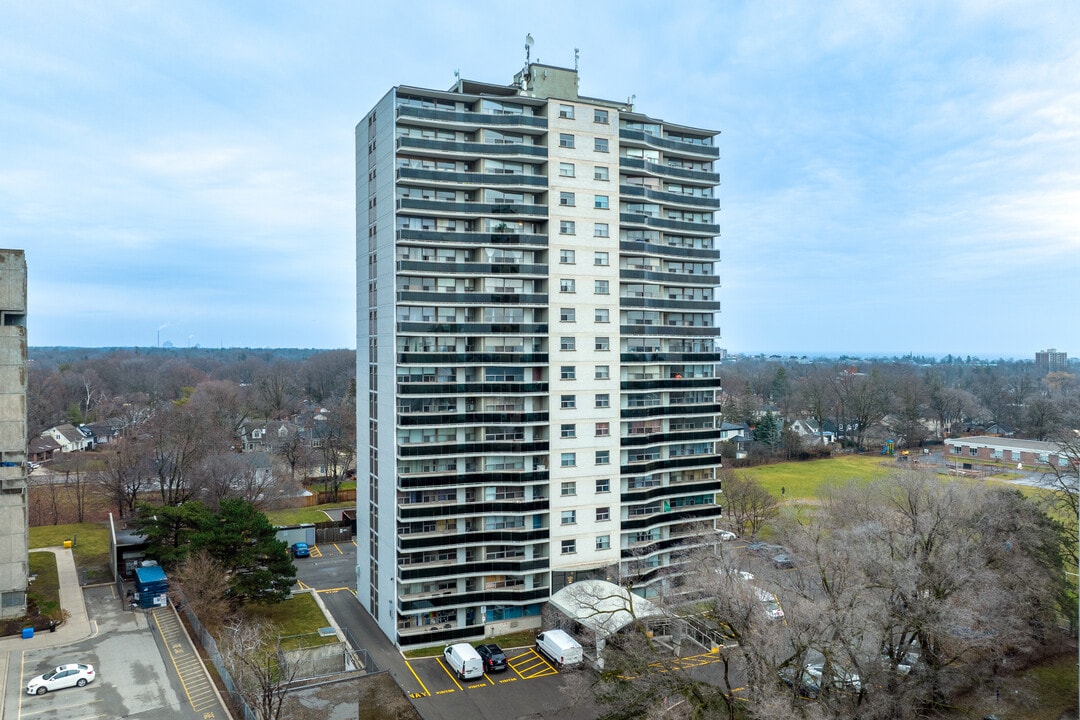 30 Speers Road Apartments in Oakville, ON - Building Photo