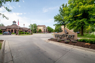 Westport on the Lake in Omaha, NE - Foto de edificio - Building Photo