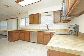 1418 Crawley Ct in Channelview, TX - Foto de edificio - Building Photo