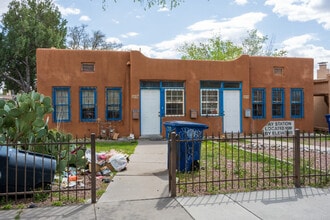 2132 & 2134 Gold Ave SE in Albuquerque, NM - Foto de edificio - Building Photo