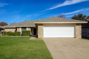 900 Vicksburg Ln in Burleson, TX - Building Photo
