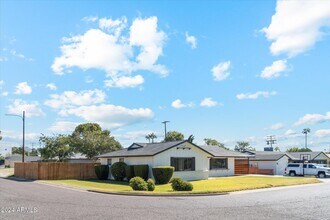 1455 E Tuckey Ln in Phoenix, AZ - Building Photo - Building Photo