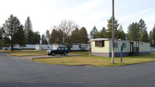 Eloika Pines Mobile Home Park in Elk, WA - Foto de edificio - Building Photo