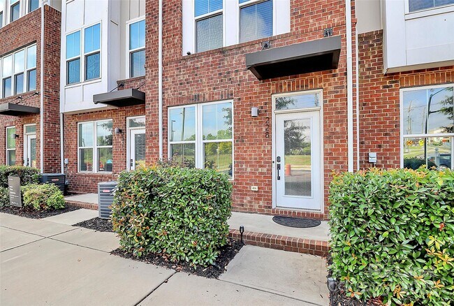 228 Parkwood Ave in Charlotte, NC - Building Photo - Building Photo