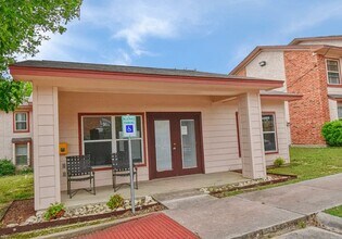 1906 S College Ave in Decatur, TX - Building Photo - Building Photo