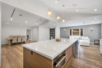 19041 Calvert St in Los Angeles, CA - Building Photo - Building Photo