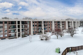 Connemara Condominiums in St. Paul, MN - Foto de edificio - Building Photo