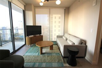 698 NE 1st Ave in Miami, FL - Building Photo - Building Photo