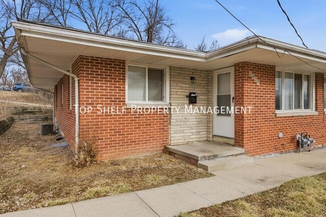 2427 Welbeck Rd in Des Moines, IA - Building Photo - Building Photo