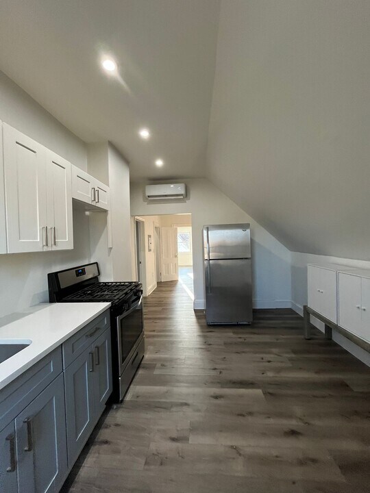 96 Lembeck Ave, Unit 3 in Jersey City, NJ - Building Photo