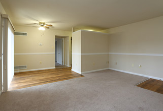 Laurel Park & Laurelton Court in Laurel, MD - Building Photo - Interior Photo