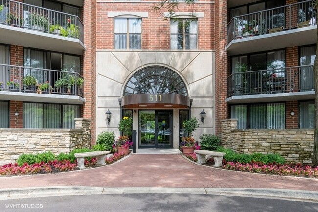 511 Aurora Ave, Unit 606 in Naperville, IL - Foto de edificio - Building Photo