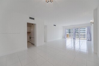 1980 S Ocean Dr, Unit 18G in Hallandale Beach, FL - Building Photo - Building Photo