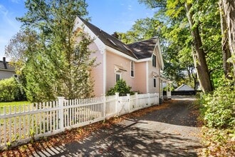 34 Thoreau St in Concord, MA - Foto de edificio - Building Photo