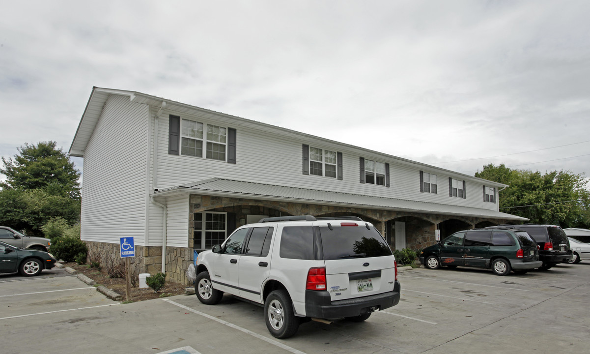 Twin Oaks Townhomes in Sevierville, TN - Building Photo