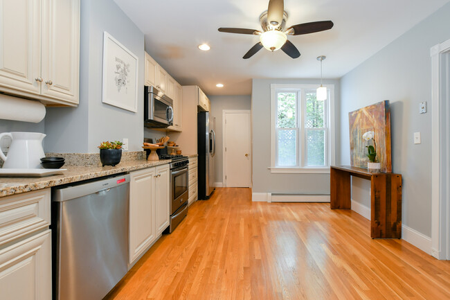 407 E 5th St, Unit 407 in Boston, MA - Building Photo - Building Photo