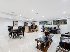 441 N Oakhurst Dr in Beverly Hills, CA - Building Photo - Building Photo