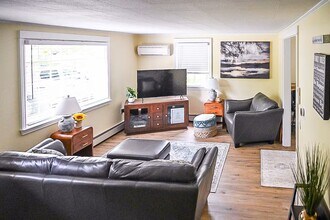 189 N High St in Bridgton, ME - Foto de edificio - Building Photo