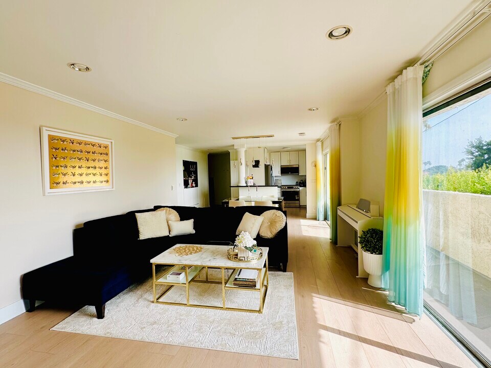 8400 De Longpre Ave, Unit 100 in West Hollywood, CA - Building Photo