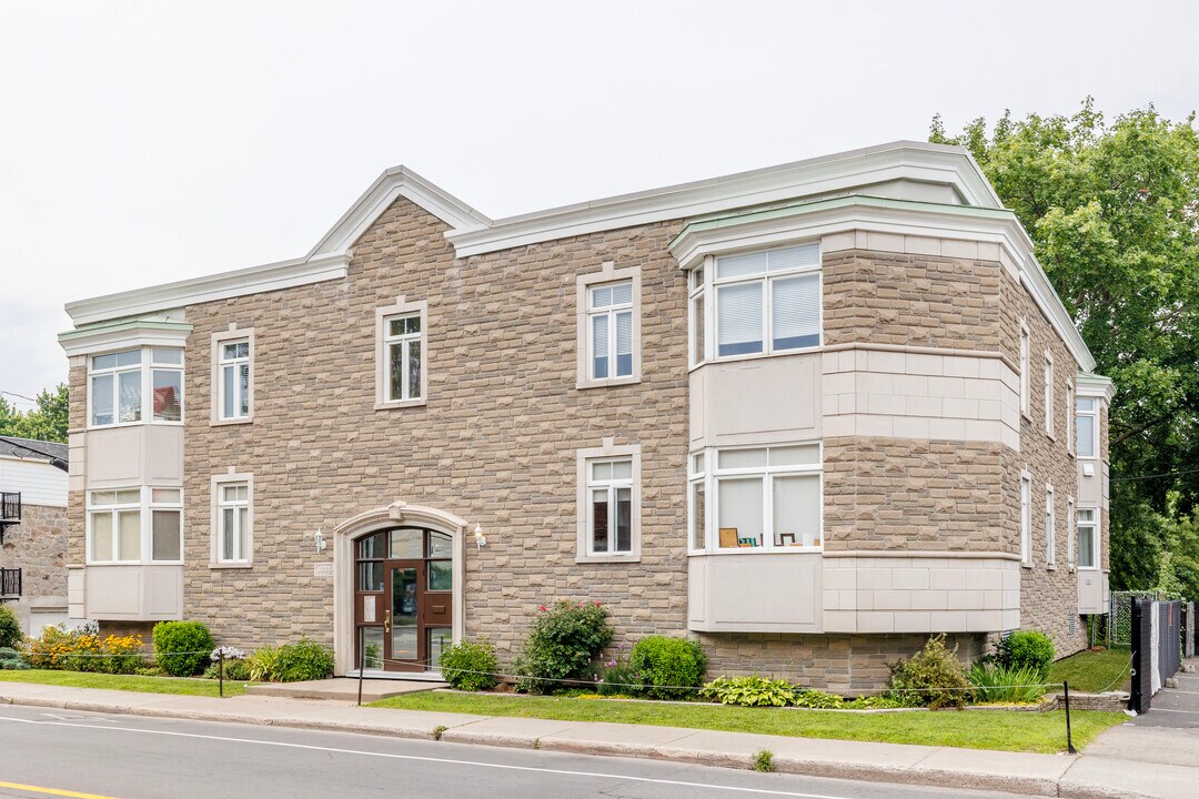1335 De L'église Rue in St. Laurent, QC - Building Photo