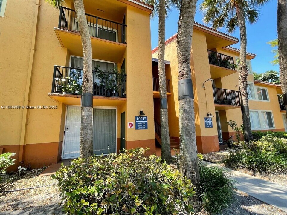 10717 Cleary Blvd in Plantation, FL - Foto de edificio