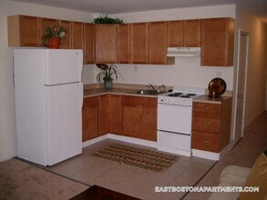 210 Maverick St in Boston, MA - Foto de edificio - Building Photo