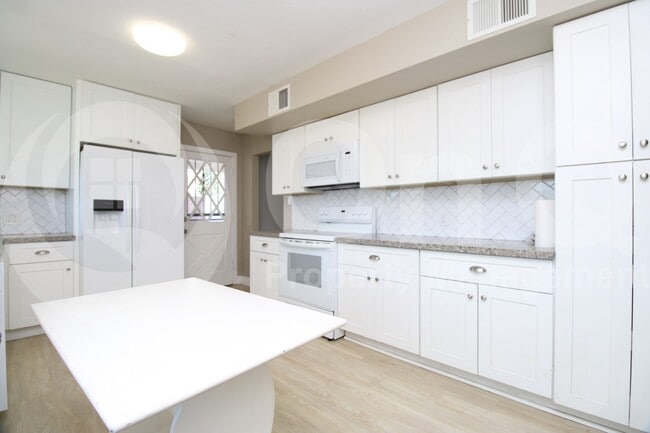 property at 916 E Bethany Home Rd