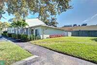 858 Crystal Lake Dr in Pompano Beach, FL - Foto de edificio - Building Photo