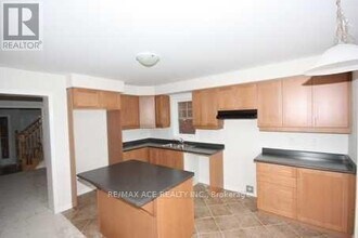 4 Apple Valley Way in Brampton, ON - Building Photo - Building Photo