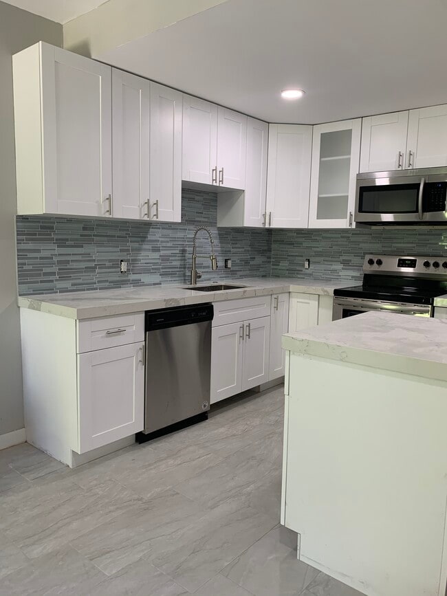 3225 N Andrews Ave, Unit 4