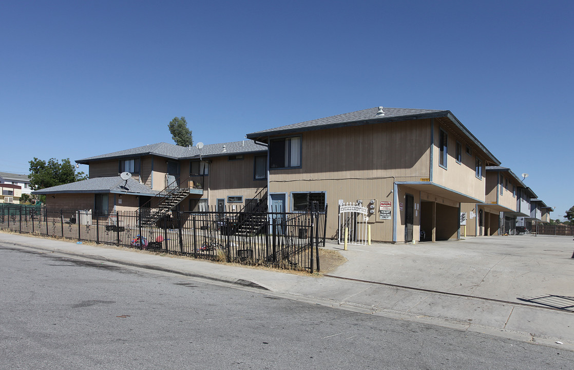 565-575 Sioux Dr in Perris, CA - Building Photo