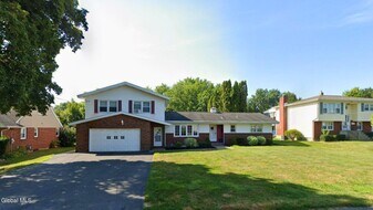 113 Russell Rd in Albany, NY - Building Photo