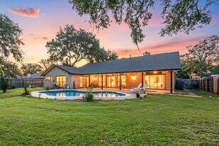 303 Narcissus St in Lake Jackson, TX - Building Photo