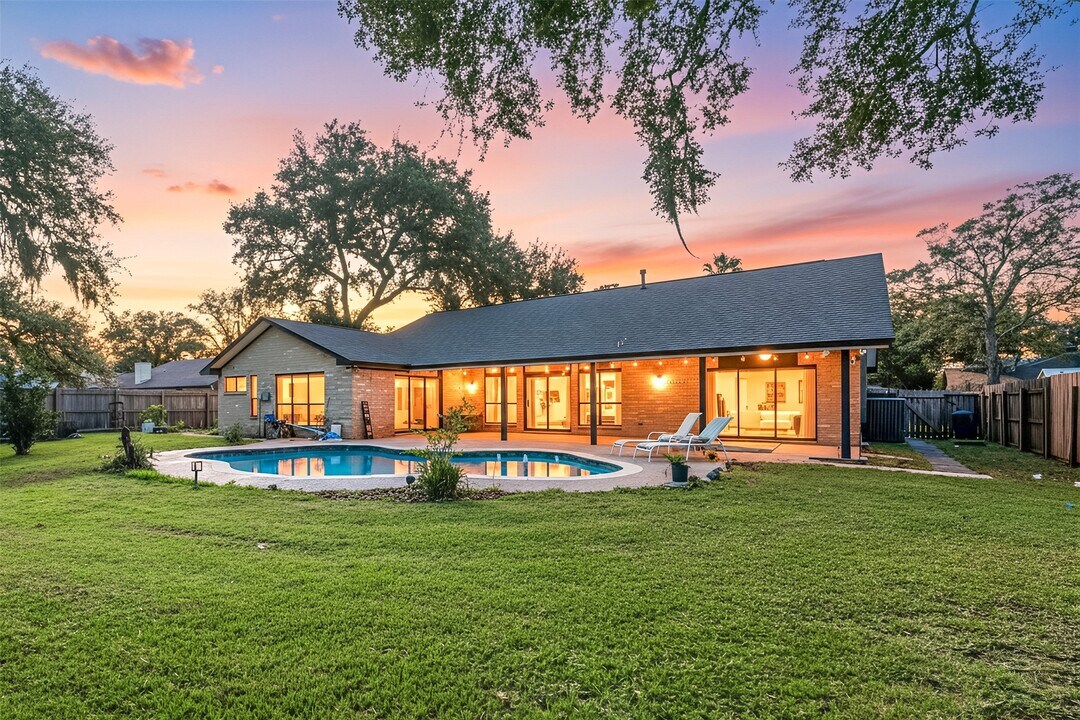 303 Narcissus St in Lake Jackson, TX - Building Photo