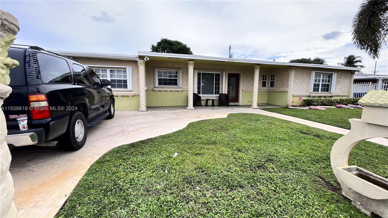 18421 NW 30th Ave in Miami Gardens, FL - Building Photo