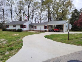 4926 Pinevilla St in Grifton, NC - Building Photo