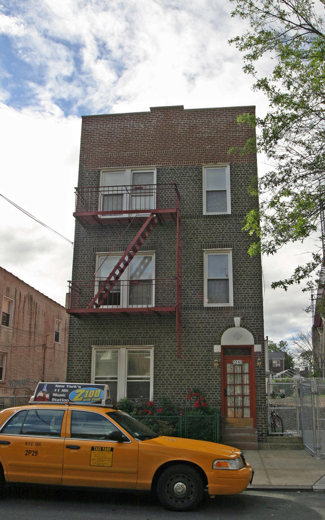 2243 27th St in Long Island City, NY - Foto de edificio - Building Photo