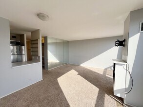 4343 N Clarendon Ave, Unit 1501 in Chicago, IL - Building Photo - Building Photo