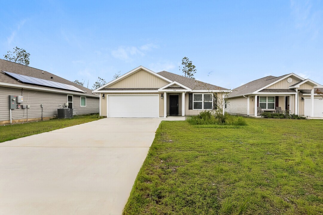 7281 Ellie B Dr in Callaway, FL - Building Photo