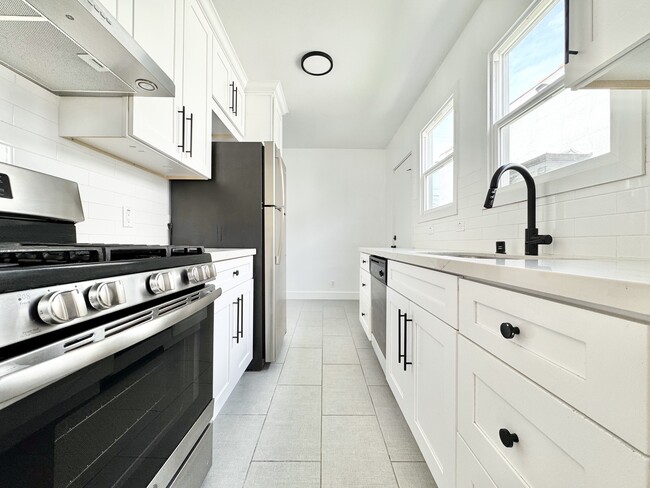 338 N Kingsley Dr in Los Angeles, CA - Building Photo - Building Photo