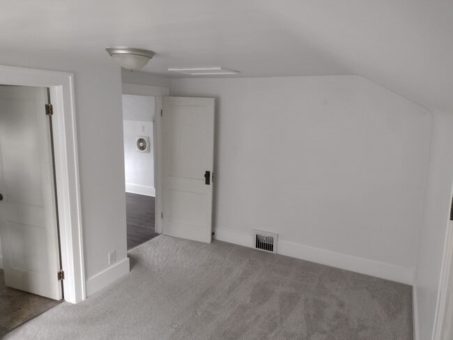 315 State Ave, Unit Upper in St. Charles, IL - Foto de edificio - Building Photo