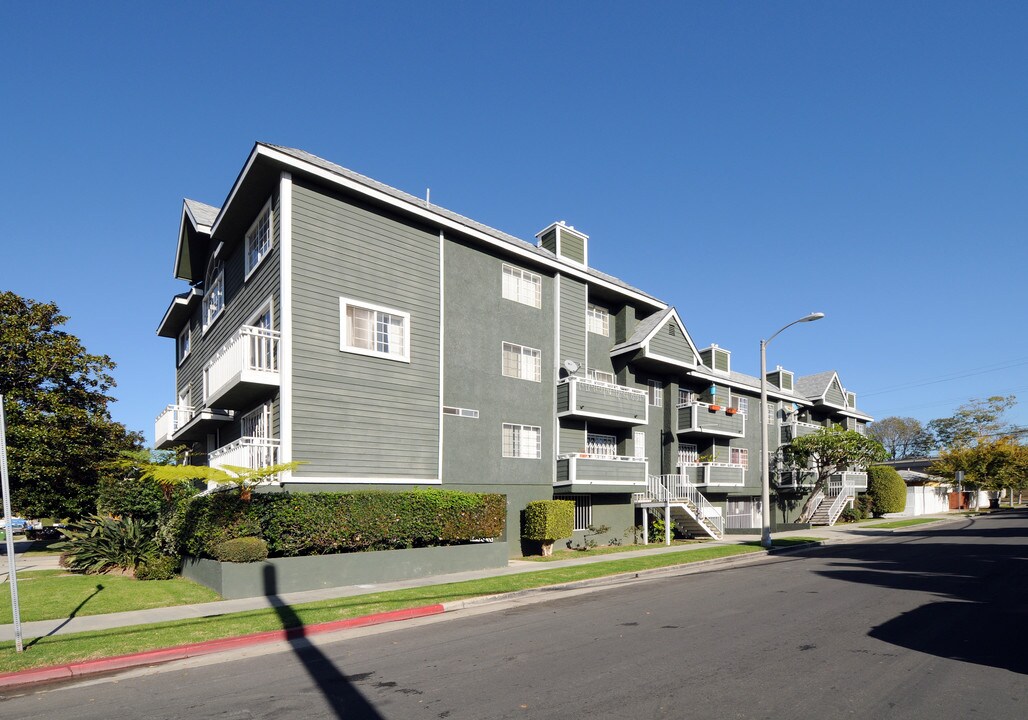 2498 Corinth Ave in Los Angeles, CA - Building Photo