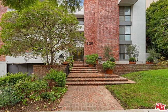 429 N Oakhurst Dr in Beverly Hills, CA - Building Photo - Building Photo