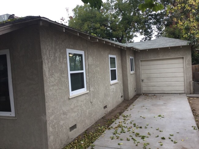 2423 E Clay Ave in Fresno, CA - Building Photo - Building Photo