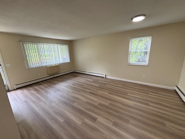 Tower Hill Landings in Kingston, RI - Foto de edificio - Building Photo