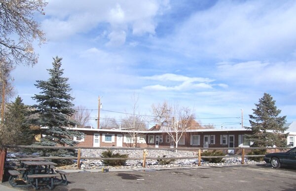 120 Warren St in Thermopolis, WY - Foto de edificio