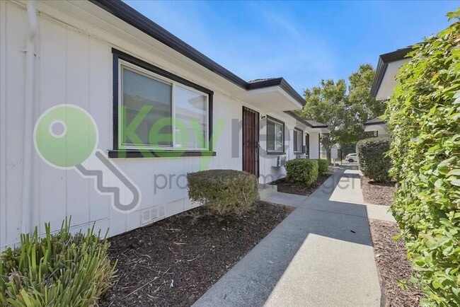 1071 Santiago Ave in Sacramento, CA - Building Photo - Building Photo