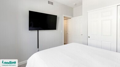 9242 W Russell Rd in Las Vegas, NV - Foto de edificio - Building Photo