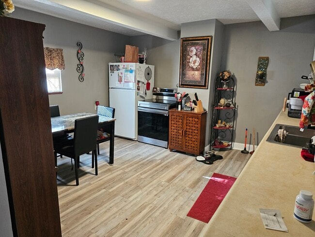 70 Noblestown Rd in Carnegie, PA - Foto de edificio - Building Photo