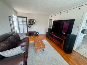 224 Palm Dr, Unit upper in Hermosa Beach, CA - Foto de edificio - Building Photo